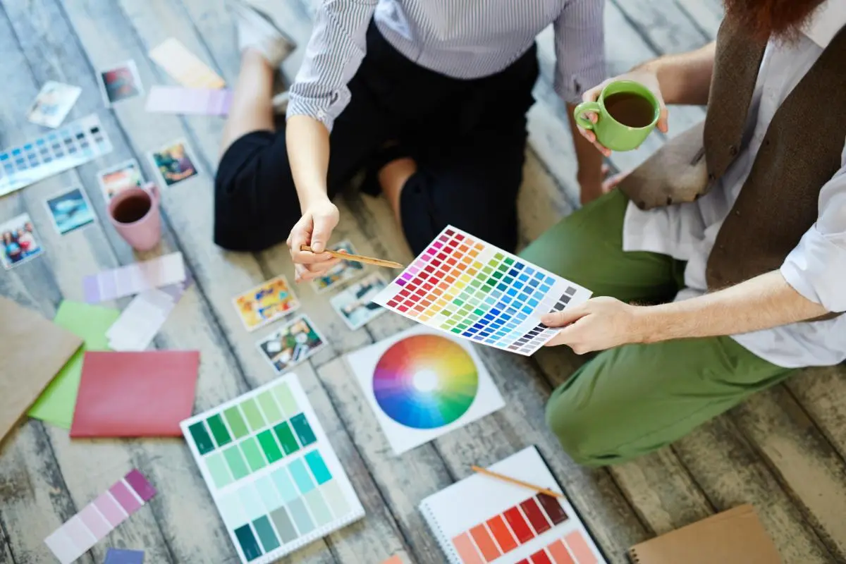 Referencia visual de diseño gráfico: selección de colores y materiales.