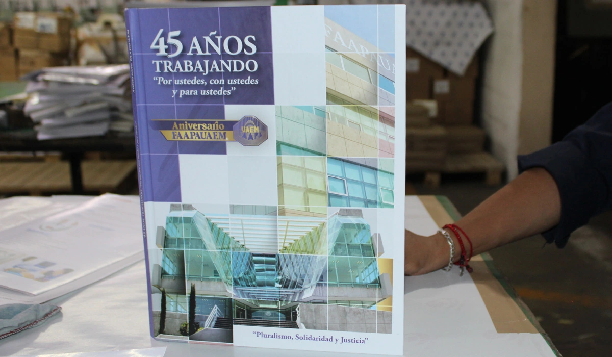 Publicación conmemorativa del 45 aniversario de FAAPAUAEM, mostrada en el sitio de Grupo Chimal Editores.