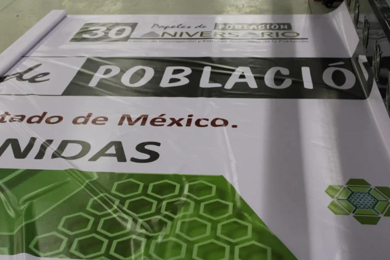 Lona impresa con información institucional