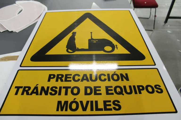 Señal amarilla de precaución para tránsito de equipos móviles