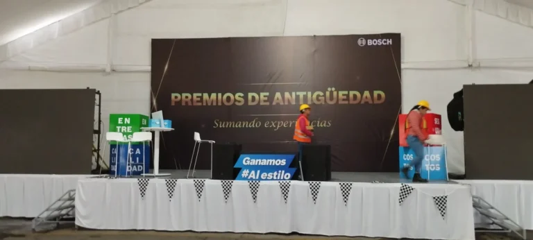 Escenario con lona de premios de antigüedad
