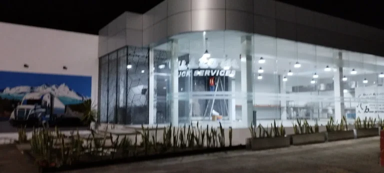 Fachada de vidrio iluminada por la noche