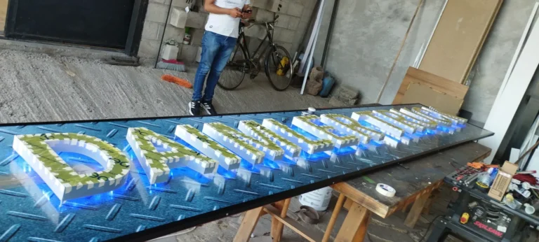 Letras de un letrero durante su preparación