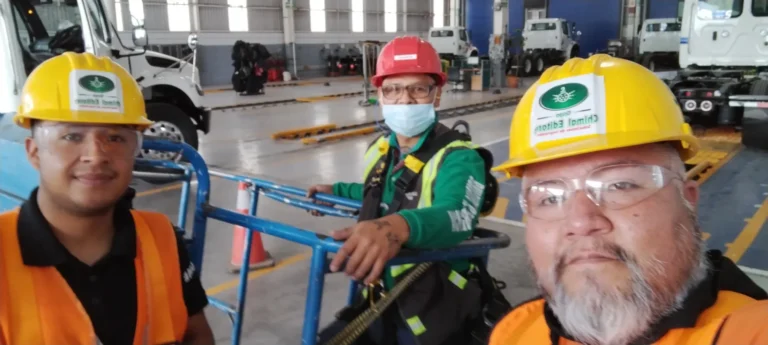 Equipo de personas con casco en instalaciones