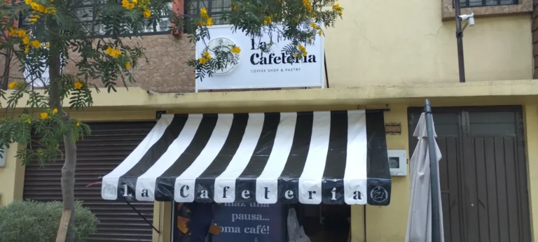 Letrero y toldo de cafetería