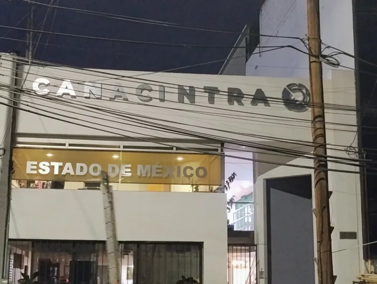 Letrero en fachada comercial