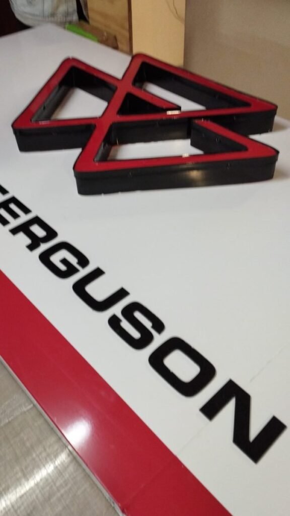 Piezas con logotipo sobre superficie blanca